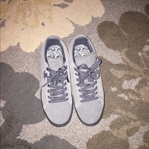 Men’s classic all gray pumas